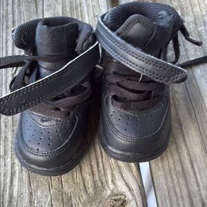Nike Black Air Force one Sneaker with Classic Low-Top Design toddler/baby